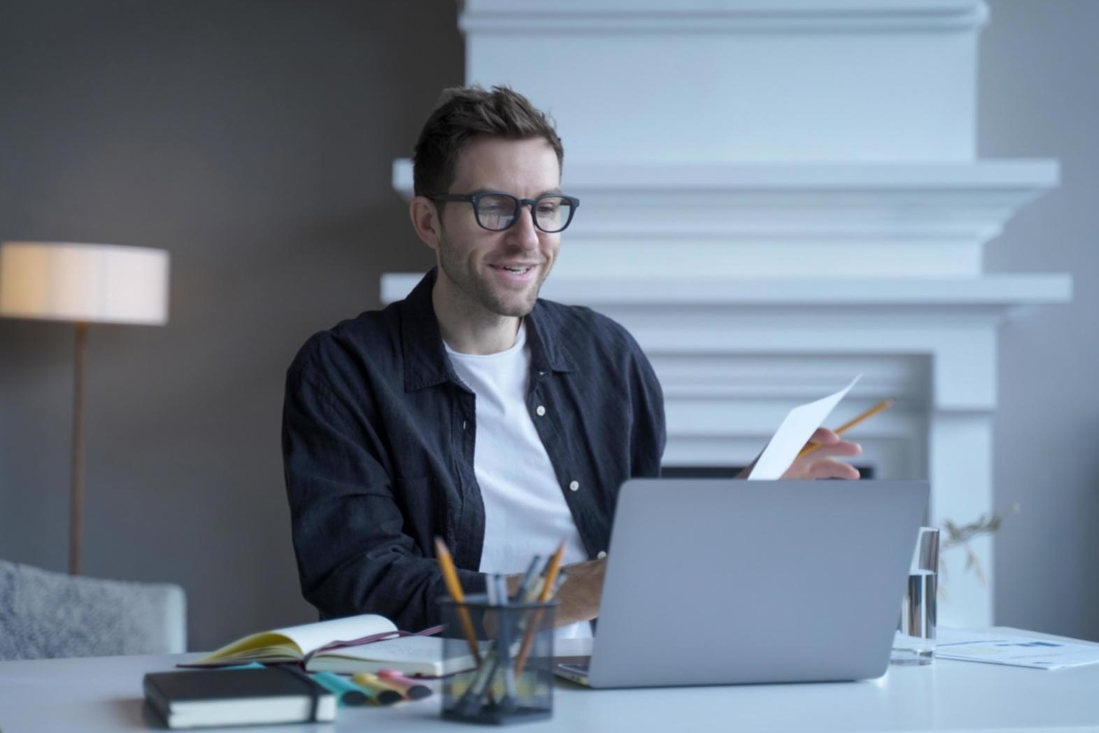 Detaillierte Finanzanalyse und Dokumentenprüfung