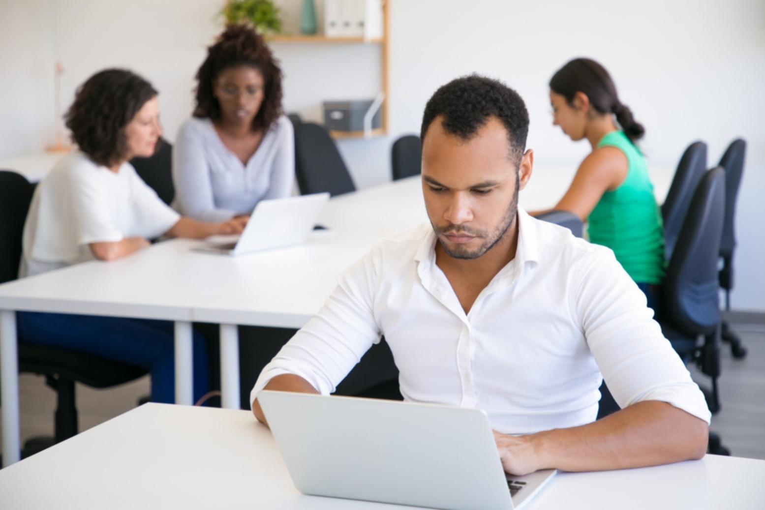Professionelle Finanzberatung im modernen Büroumfeld