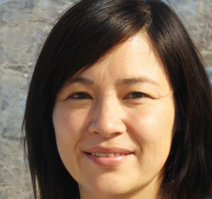 Erfahrene Finanzanalystin bei der Präsentation von Bewertungsmodellen