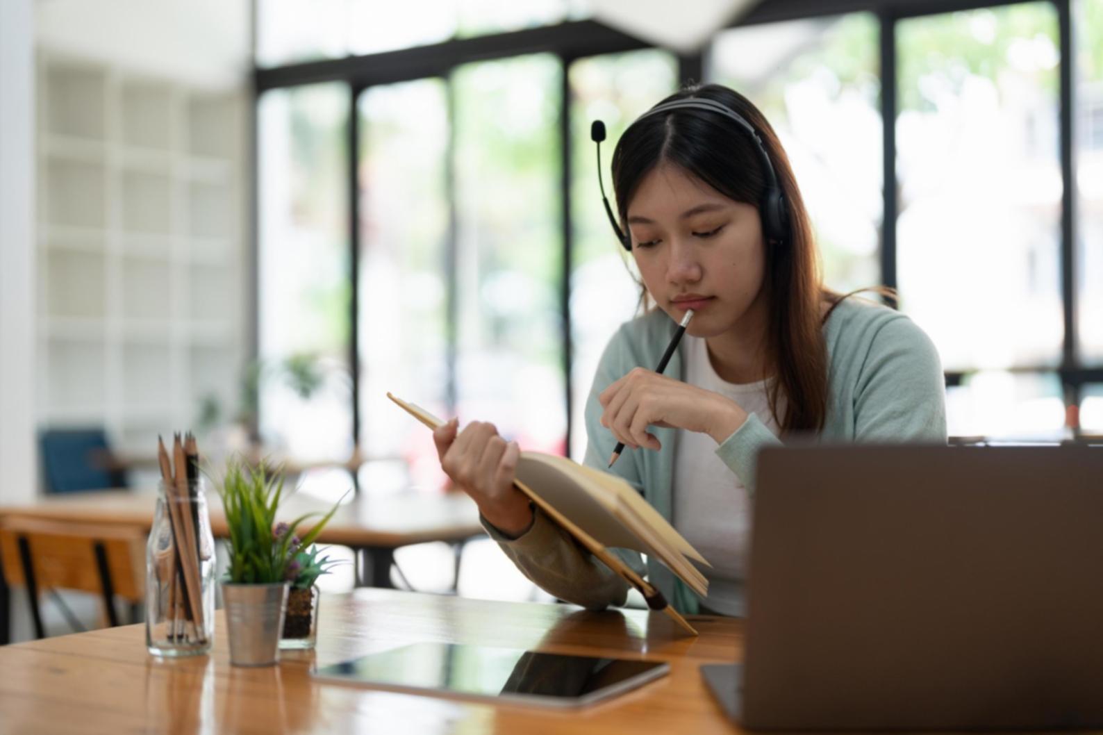 Komplexe Finanzmodelle und Bewertungsszenarien auf mehreren Bildschirmen