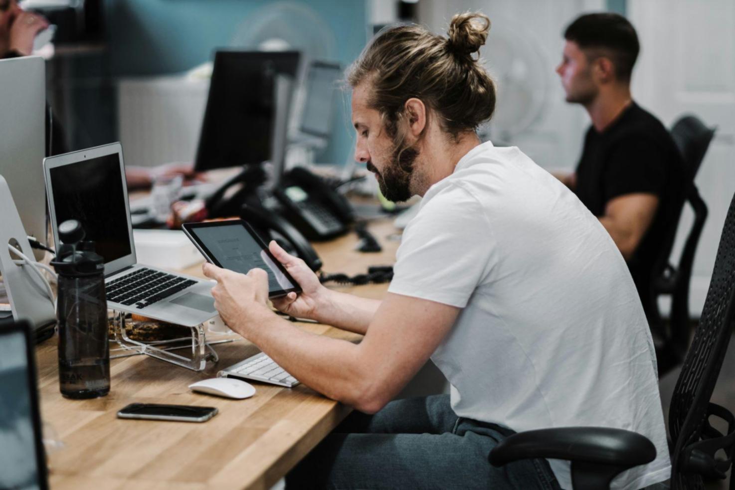 Finanzanalysten bei der Arbeit mit verschiedenen Lernmaterialien und Analysewerkzeugen